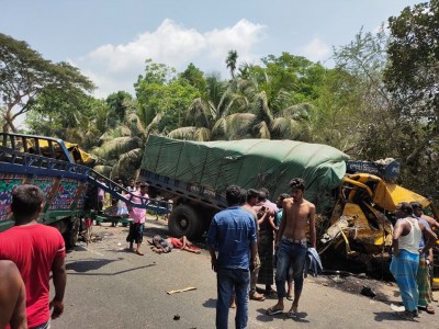 বাগেরহাটে দুই ট্রাকের মুখোমুখি সংঘর্ষে চালক নিহত, আহত দুই